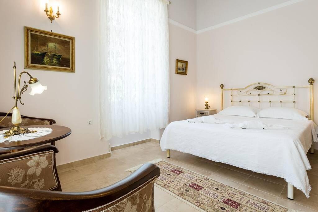 Neoclassical Flat With 2 Bedrooms In Piraeus Pireu Exterior foto